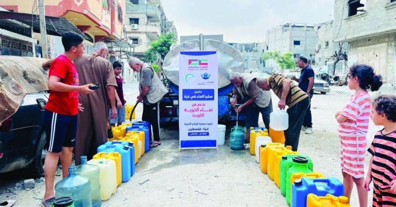 توزيع مياه الشرب على المحتاجين في غزة
