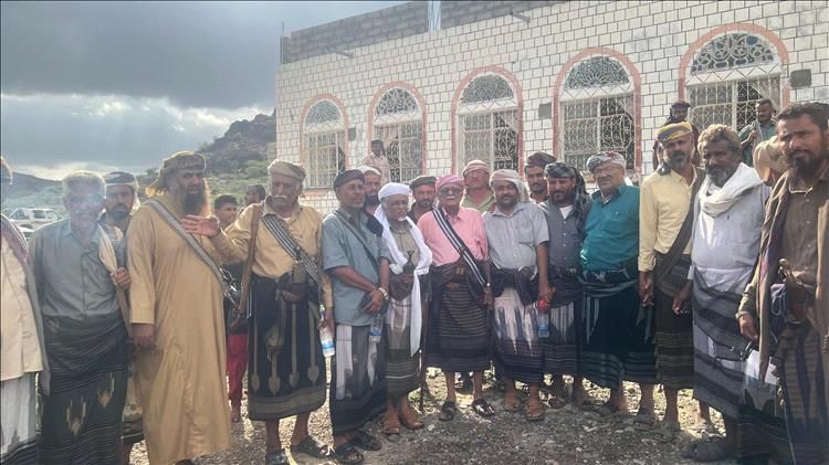 تعهدت بالتصدي لكافة المؤامرات.. قبائل أبين تطالب بسحب كافة الوحدات العسكرية القادمة من خارج المحافظة