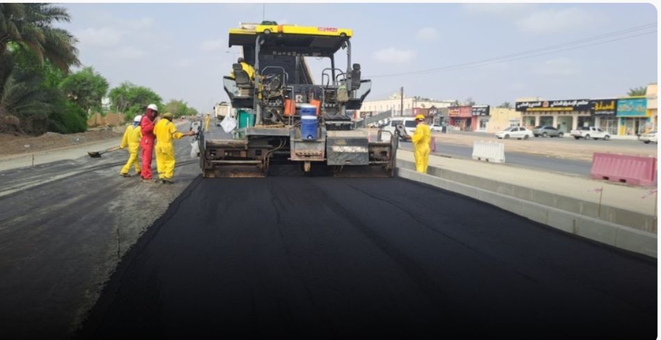 النقل والاتصالات تنفد أول تجربة لرصف الطرق باستخدام الأسفلت المعدل بالمطاط