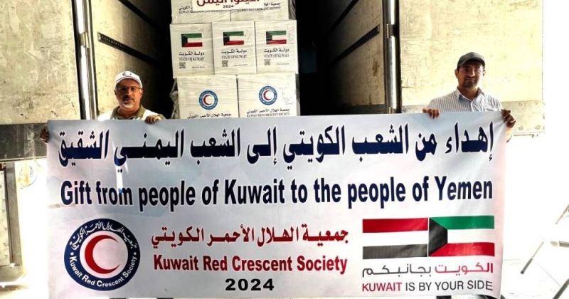 «الهلال الأحمر»: وصول 14 شاحنة محملة بالمواد الغذائية والإغاثية إلى اليمن