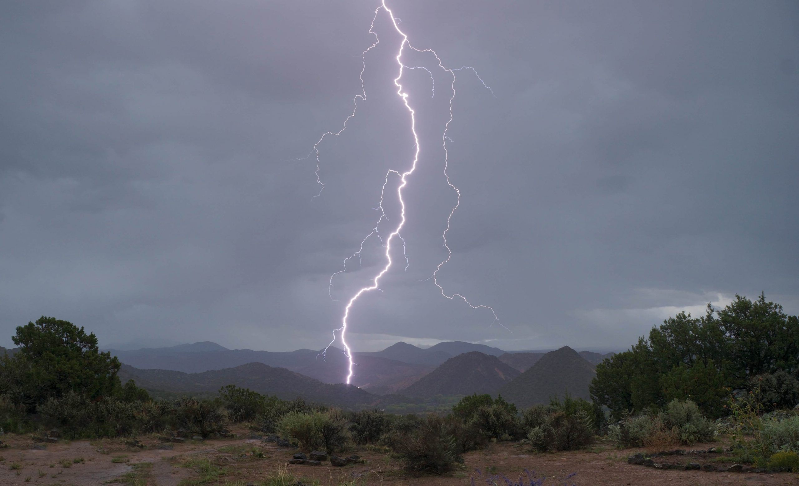 الأرصاد يحذر من أمطار غزيرة ورياح شديدة على عدة محافظات يمنية