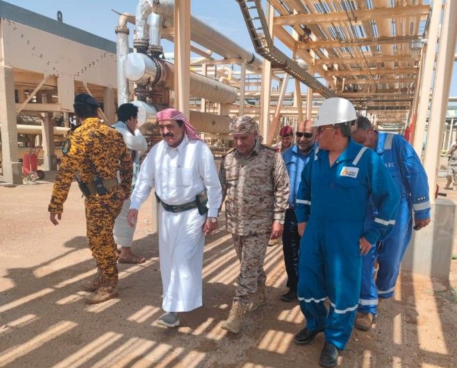 مأرب.. قائد المنطقة العسكرية الثالثة يتفقد منشأة صافر بعد تعرضها لمحاولة هجوم إرهابية من قبل المليشيا الحوثية