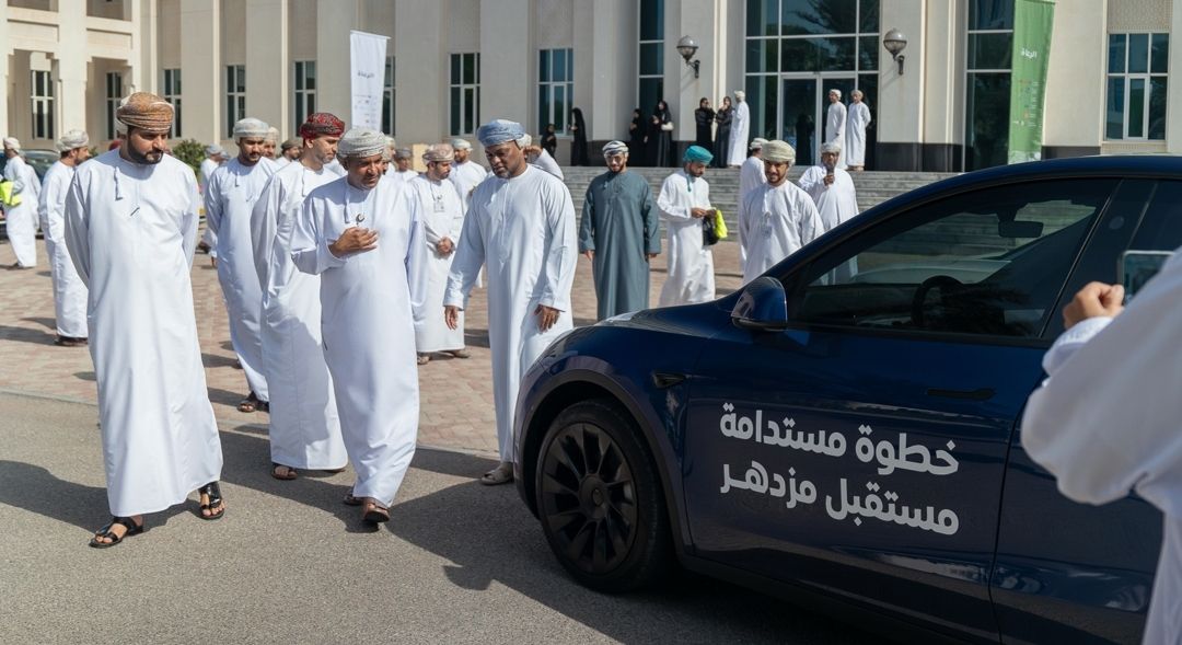 انطلاق قافلة السيارات الكهربائية من محافظة مسقط إلى محافظة ظفار