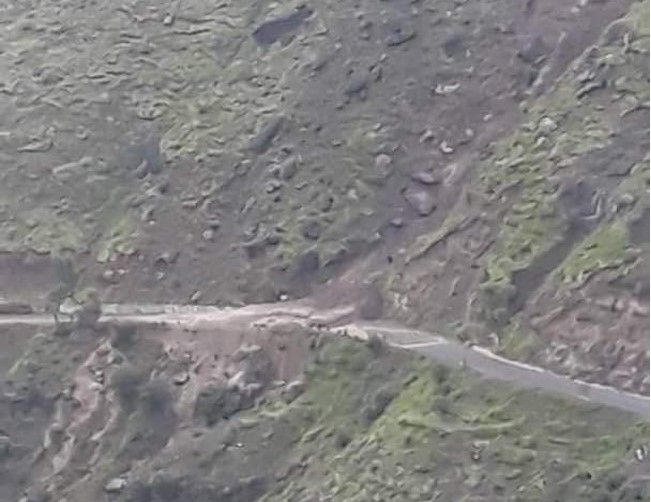 انهيارات صخرية كبيرة تقطع طريق سمارة في إب