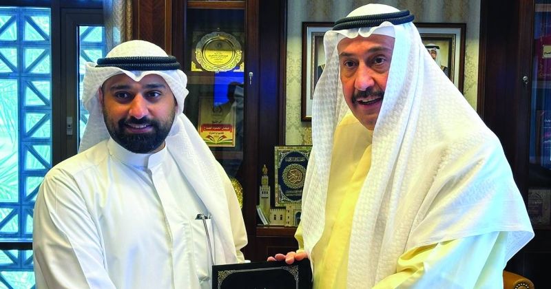 الحمود يتسلم الرسالة من الريس