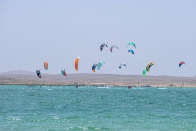 سباقات التزلج المظلي في الأسبوع الثاني من فعاليات “صور للرياضات البحرية”