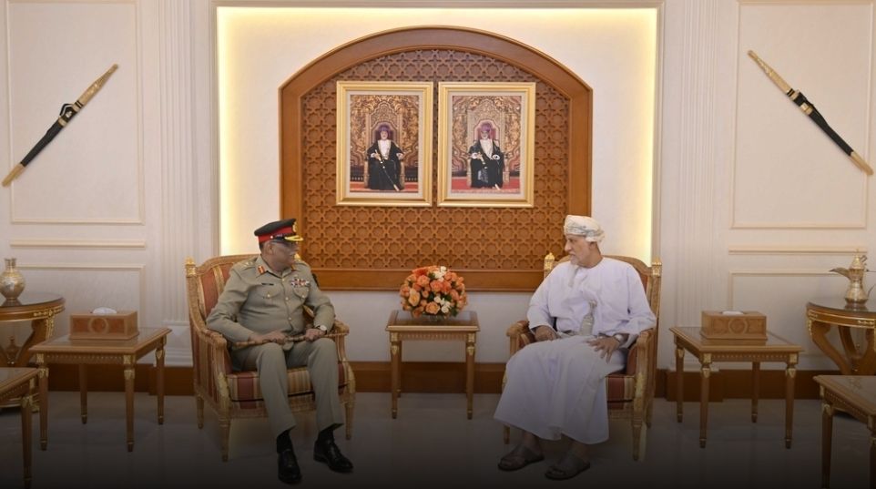 صاحب السُّمو السّيد نائب رئيس الوزراء لشؤون الدفاع يستقبل مسؤولًا باكستانيًّا