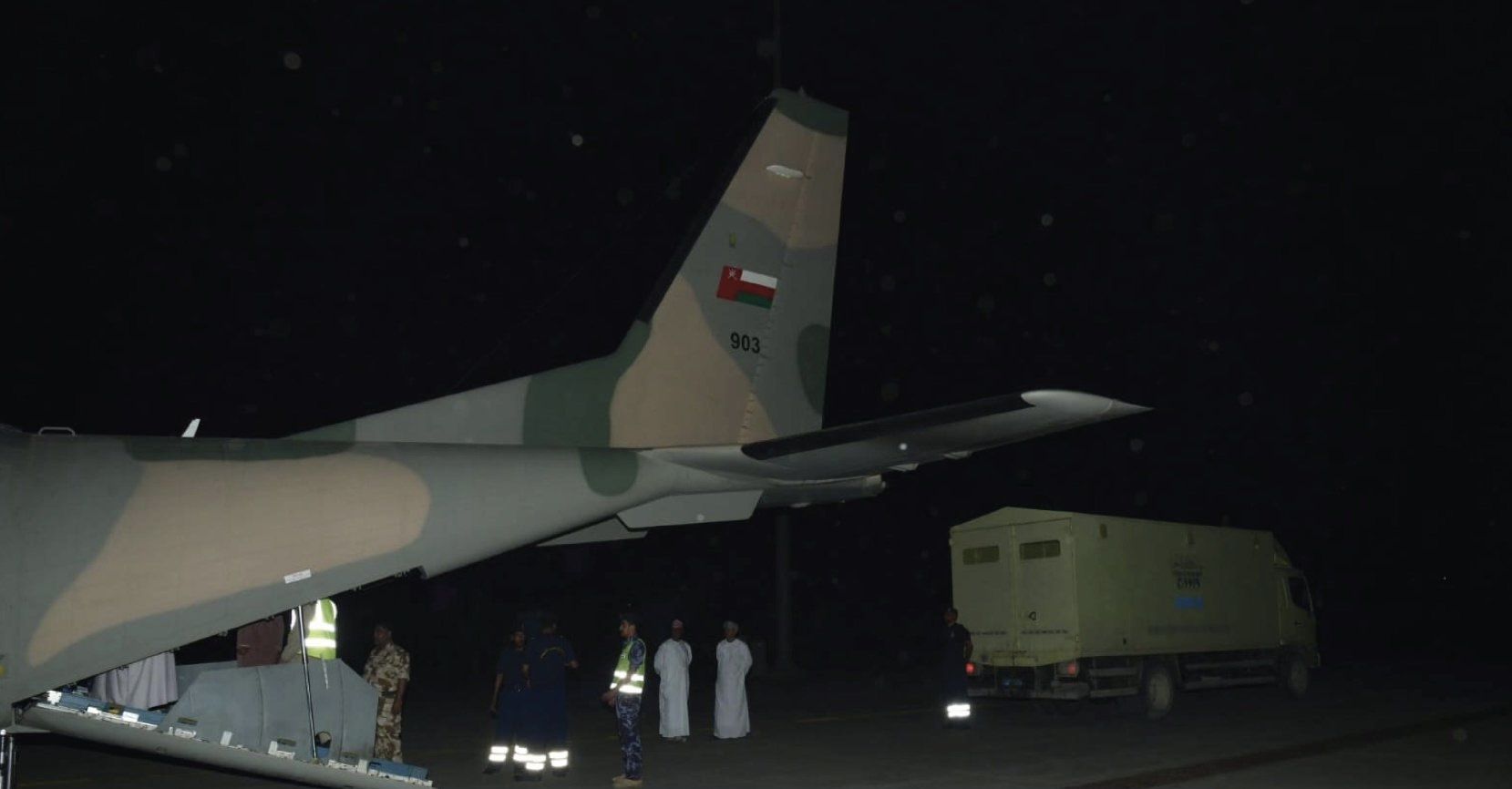 سلاح الجو السلطاني ينقل جثامين 6 مواطنين
