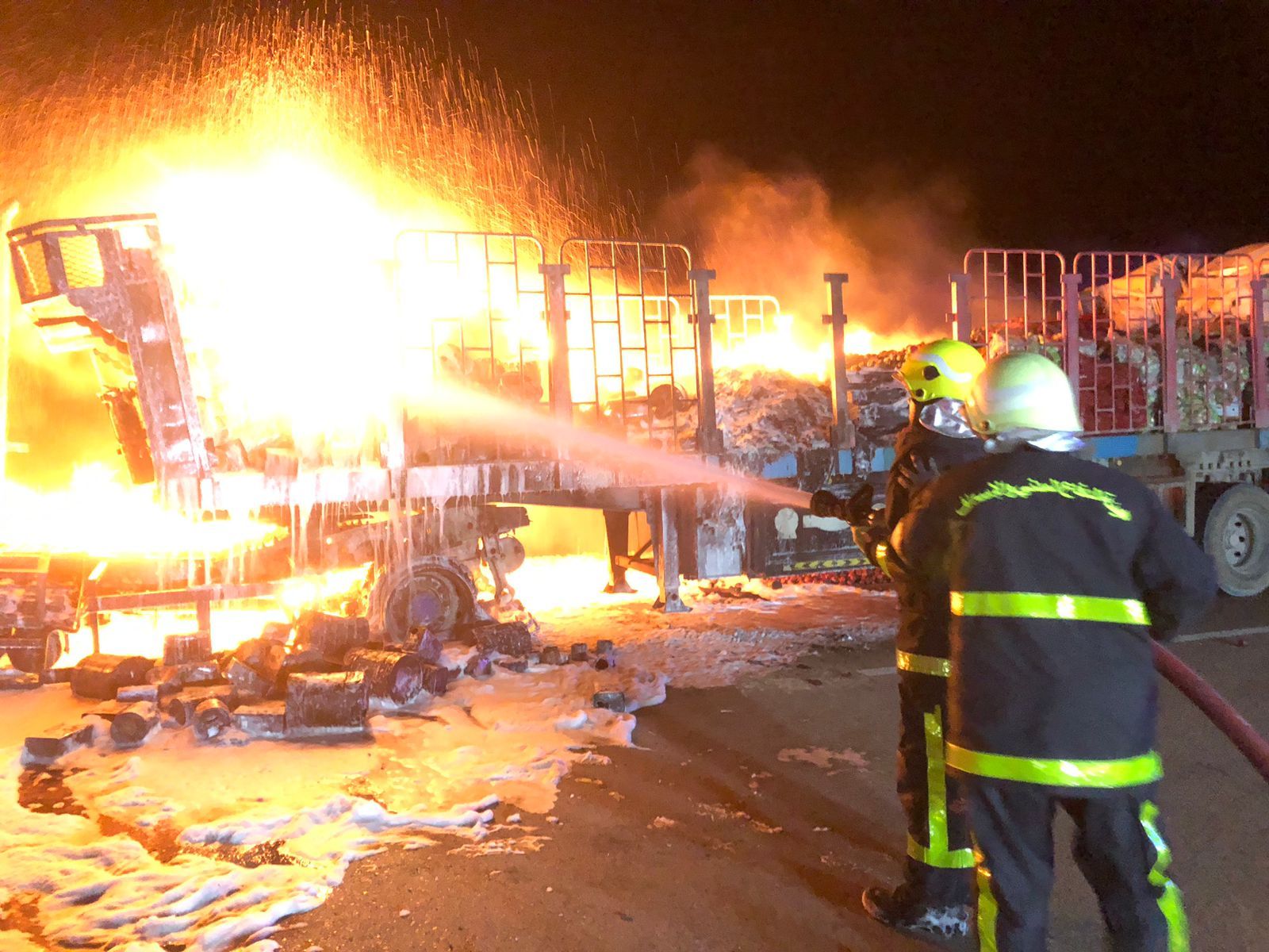 وفاة 4 أشخاص في حادث مروري تسبب بحريق شاحنة