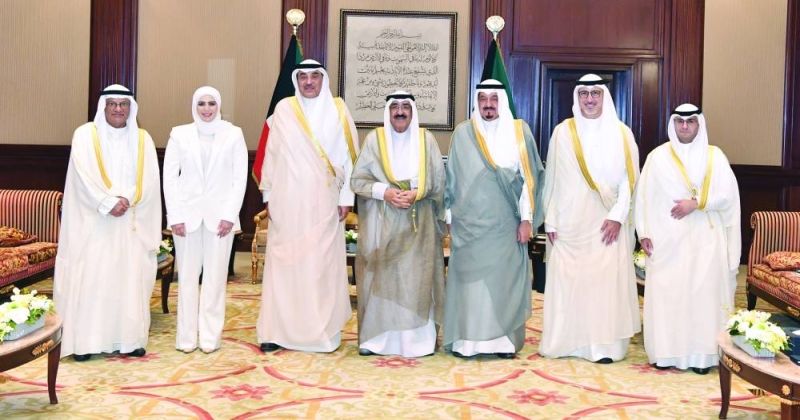 سمو الأمير وسمو ولي العهد ورئيس الوزراء في لقطة جماعية مع الوزراء الجُدد