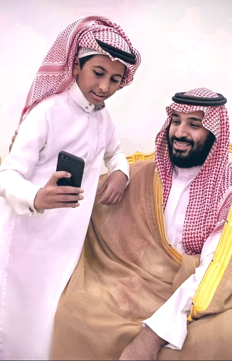 محمد بن سلمان.. الأمير السعودي الذي استطاع أن يكسب قلوب شعبه حتى أصبح أحب الناس إلى شعبه
