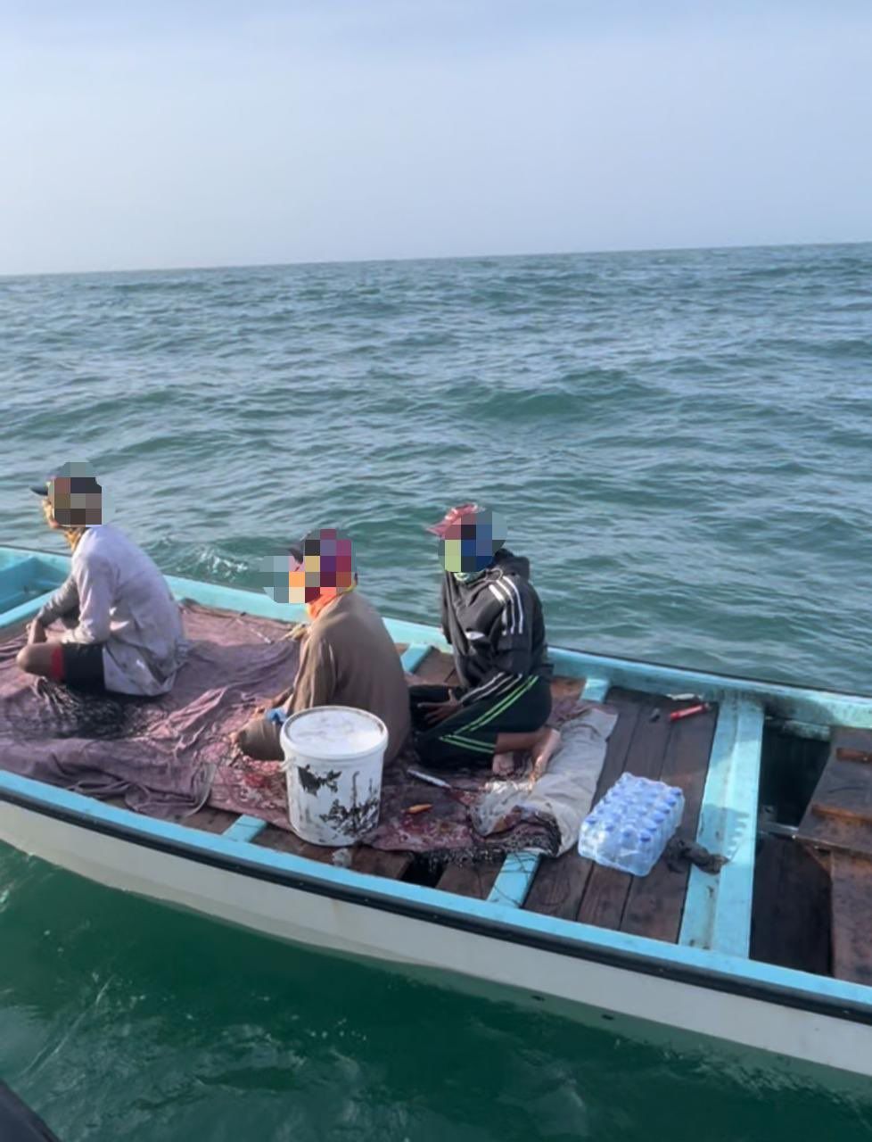 ضبط 3 عمالة وافدة تمارس عملية الإصطياد على قوارب الصيد الحرفي