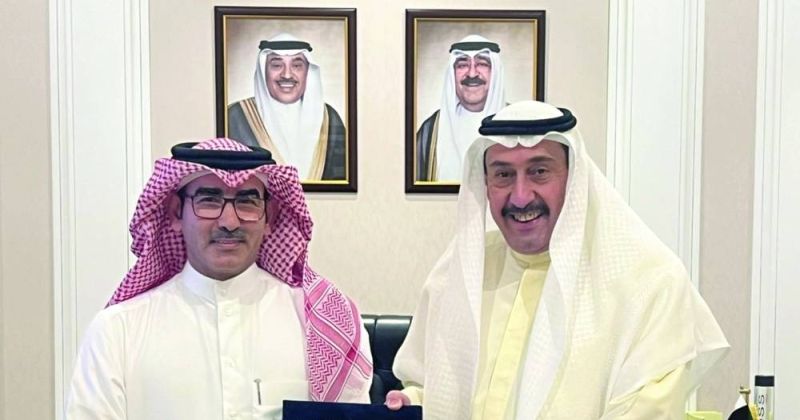 فيصل الحمود متلقياً رسالة الدكتوراه من مناحي العجمي