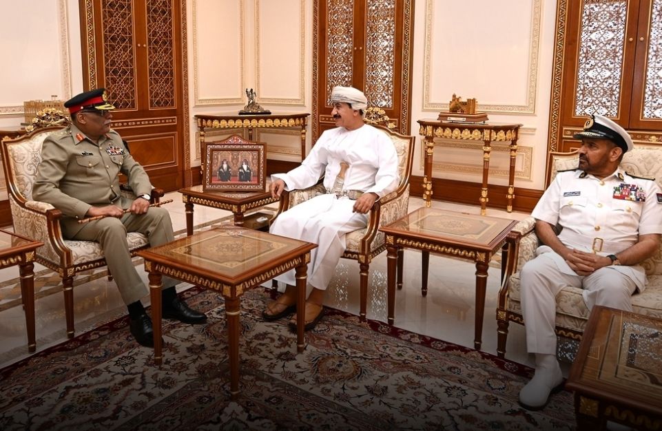 وزير المكتب السلطاني يستقبل رئيس هيئة الأركان المشتركة بباكستان