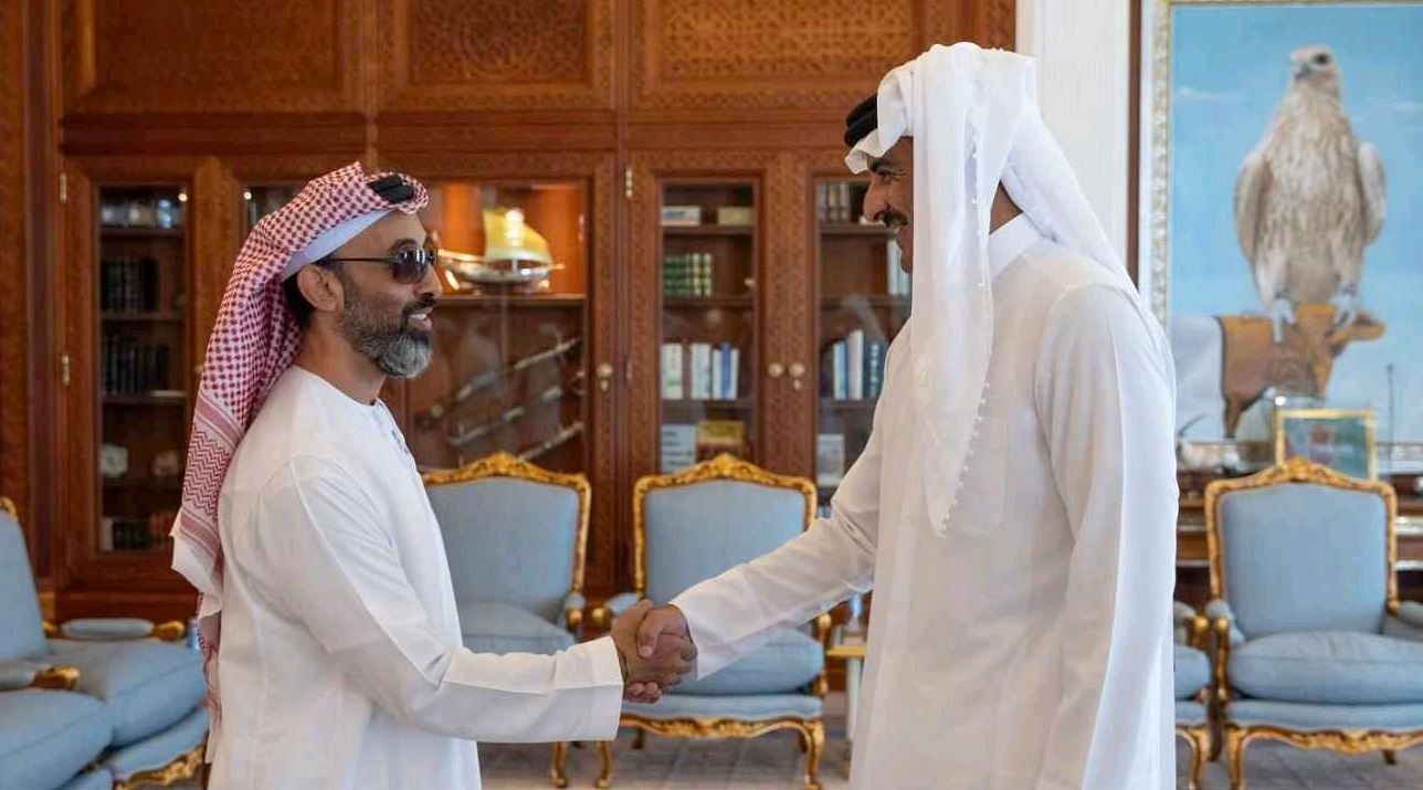 طحنون بن زايد خلال لقائه تميم بن حمد: الإمارات وقطر شريكان في دعم الاستقرار والتنمية