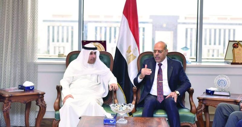 السفير الديحاني ووزير العمل المصري محمد جبران