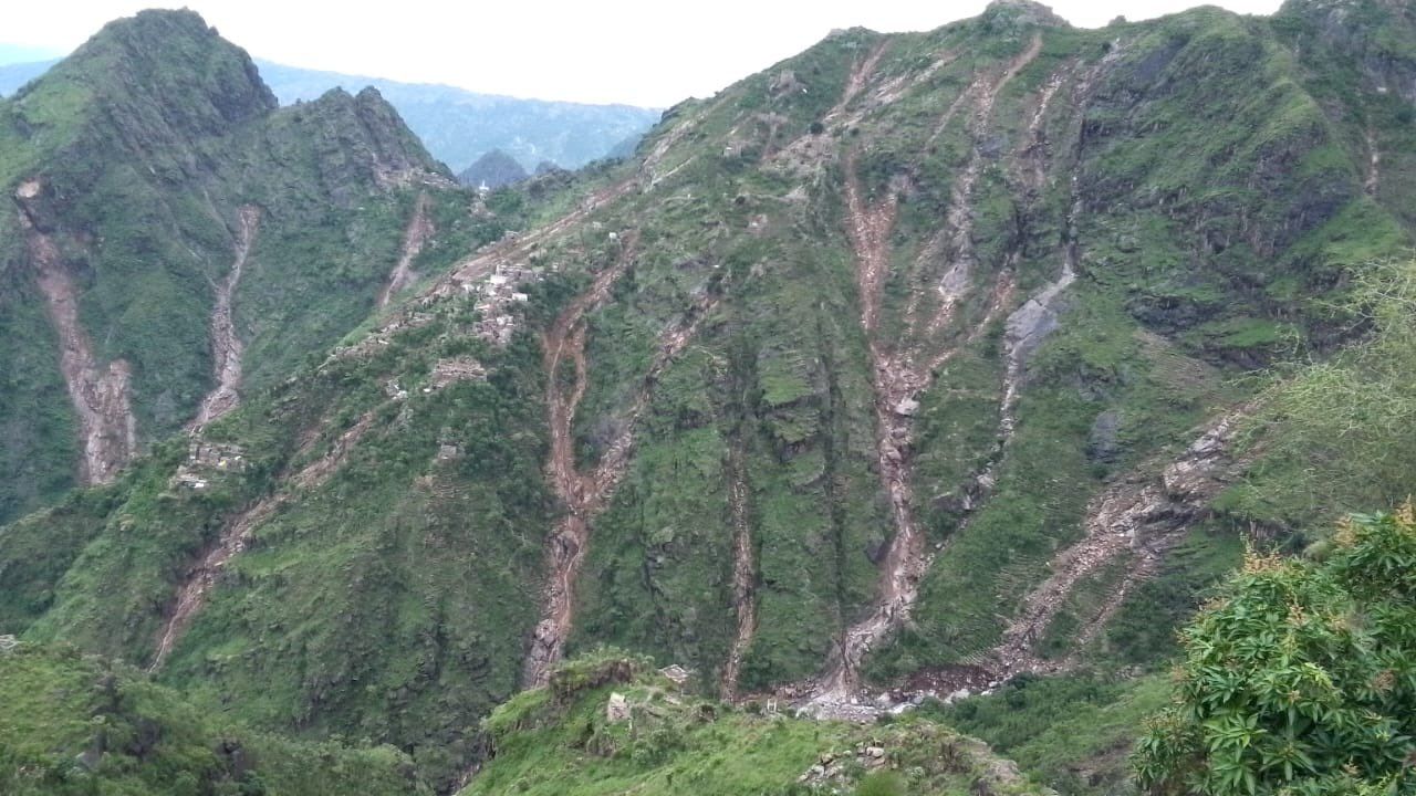 كارثة فيضانات ملحان في المحويت.. وفاة 39 شخصاَ غالبيتهم مازالت جثثهم مفقودة