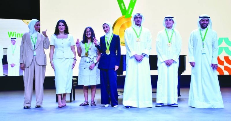 جانب من تكريم عدد من المشاركين في البرنامج