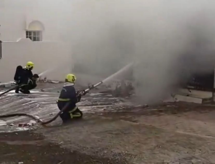 بالفيديو .. إخماد حريق شب في مخزن للمواد الغذائية