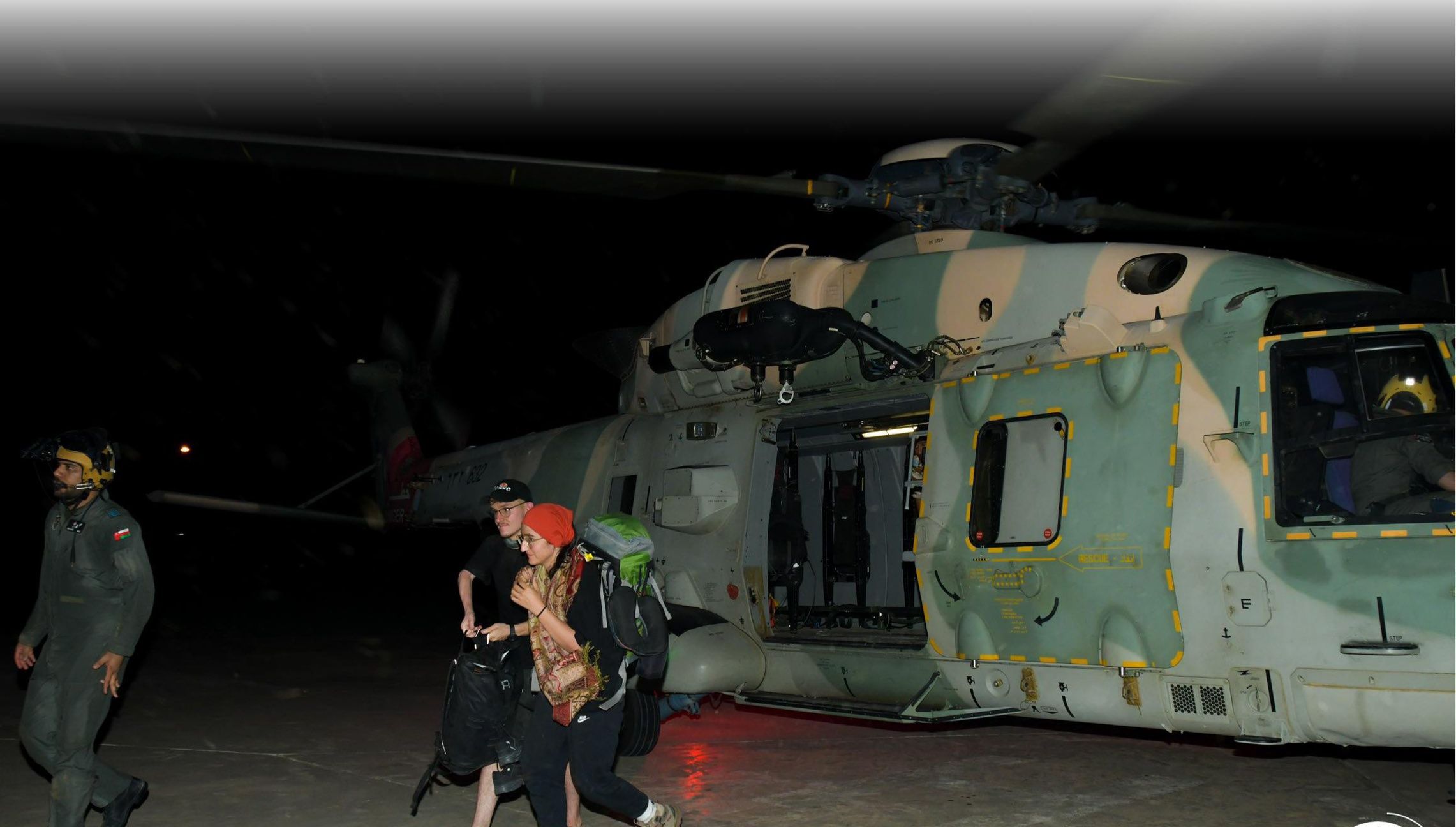 سلاح الجو السلطاني العُماني يُنفذ عملية بحث وإنقاذ في رمال الربع الخالي