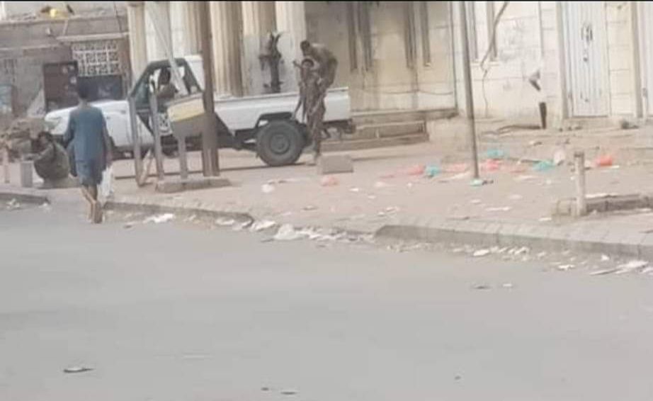 جنود يتبعون قوات الانتقالي يعتدون على صيادين في عدن 
