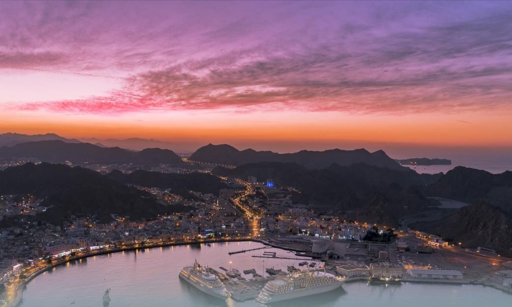 التراث والسياحة والطيران العماني يطلقان باقات توقف مجانية بين الرحلات في مسقط