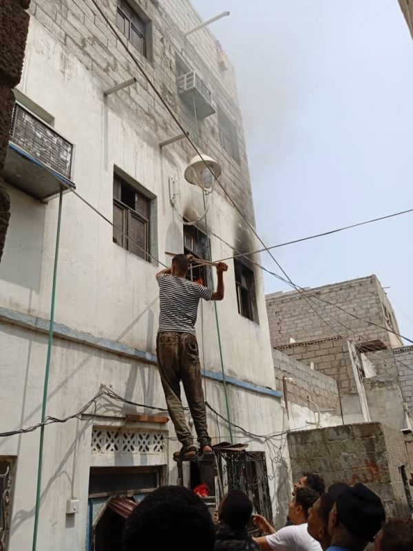 الثالث خلال 48 ساعة.. نشوب حريق داخل منزل وسط مدينة "عدن" ولا ضحايا