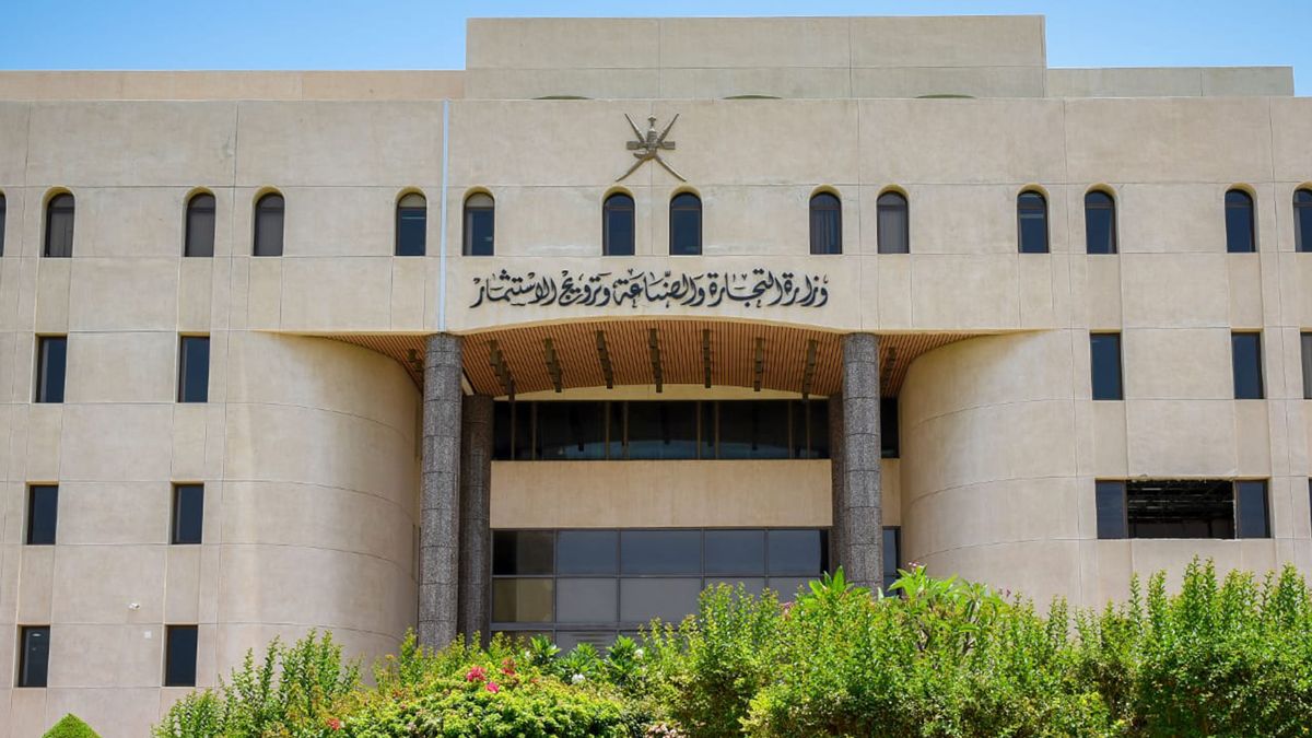 28 نشاطاً تجارياً يحظر مزاولة الاستثمار الأجنبي فيها