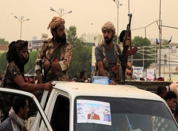 عدن.. قيادي في الانتقالي يداهم بنك "القطيبي" للتمويل الأصغر ليلا (وثائق)