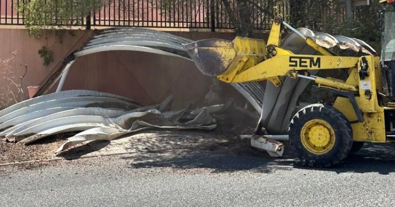 جرافات «البلدية» تزيل المظلات المخالفة على أسوار بعض مدارس الرميثية