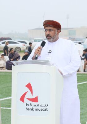 بنك مسقط يشارك في الاحتفال بتنفيذ مشروع تعشيب ملعب فريق وادي نحيز بصلالة