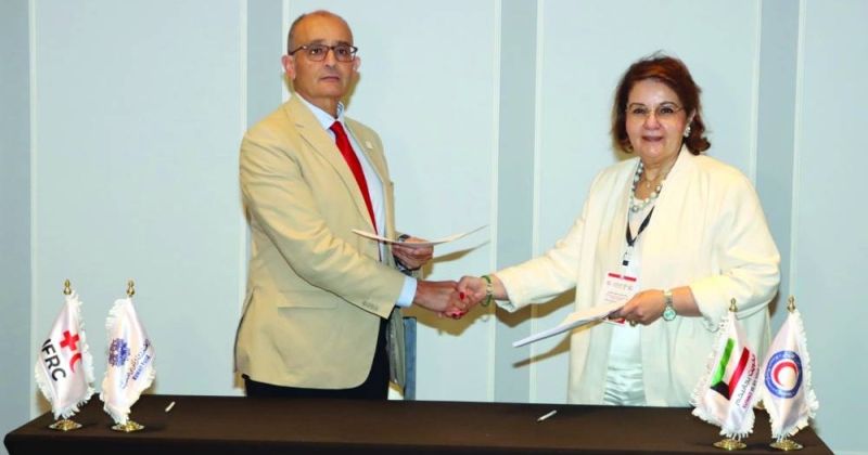 البرجس والمدير الإقليمي لـ «اتحاد الهلال والصليب الأحمر» عقب توقيع الاتفاقية