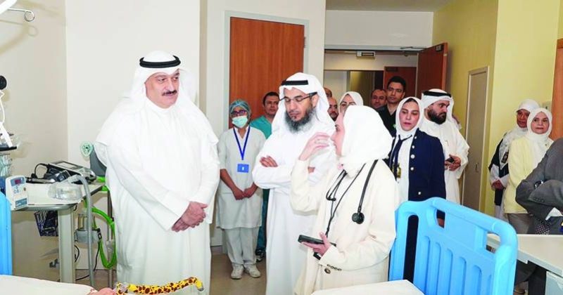 وزير الصحة خلال جولته بوحدة التنفس الاصطناعي بعد تدشينها