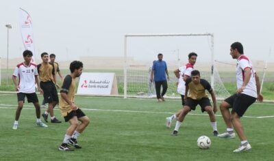 بنك مسقط يشارك في الاحتفال بتنفيذ مشروع تعشيب ملعب فريق وادي نحيز بصلالة