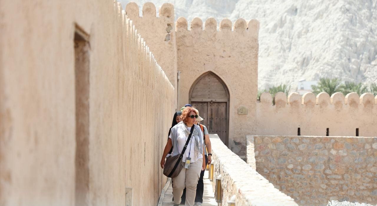 وفد سياحي يزور المعالم السياحية بمسندم