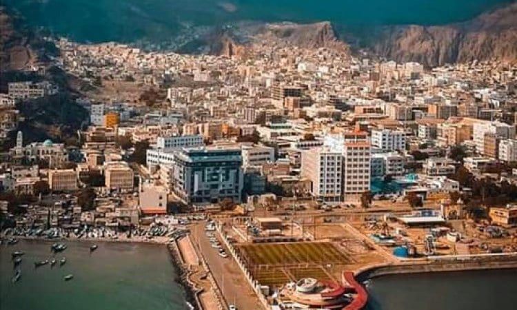 عدن.. مسلحون يختطفون شابًا من محل عمله ويقتادونه لجهة غير معلومة 
