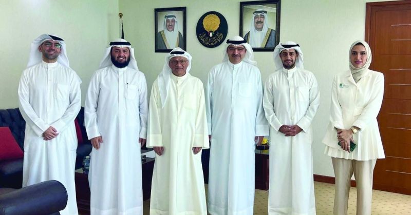 الوزير الجلال متوسطاً ممثلي جمعية هيئة التدريس بجامعة الكويت