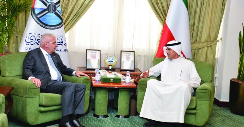 محافظ الأحمدي مستقبلاً السفير رامي طهبوب