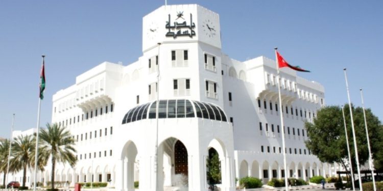 تسجيل 45 مخالفة وإغلاق 4 محلات خلال حملة في مسقط