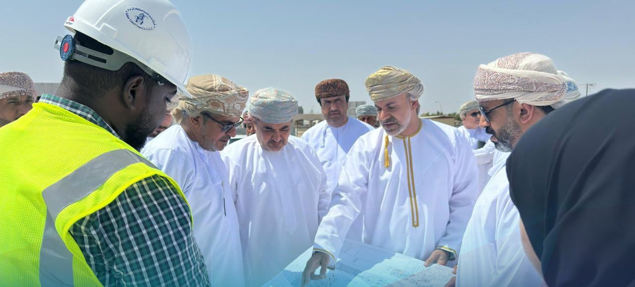 وزير النقل يتفقد بعض المشاريع التنموية بالبريمي