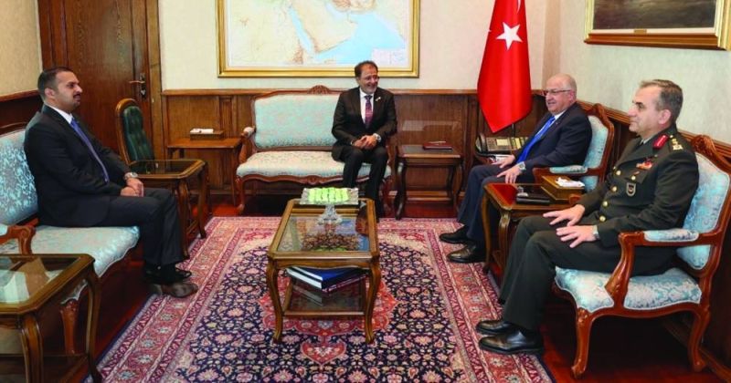 السفير العنزي أثناء اللقاء مع وزير الدفاع التركي