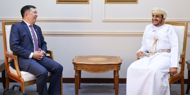 وكيل وزارة الخارجية للشؤون السياسية يلتقي مسؤولًا سنغافوريًّا