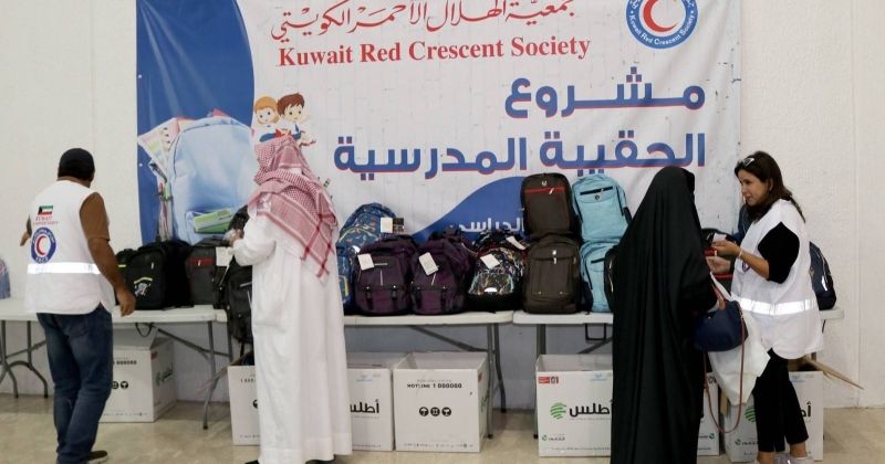 جانب من توزيع الحقائب المدرسية