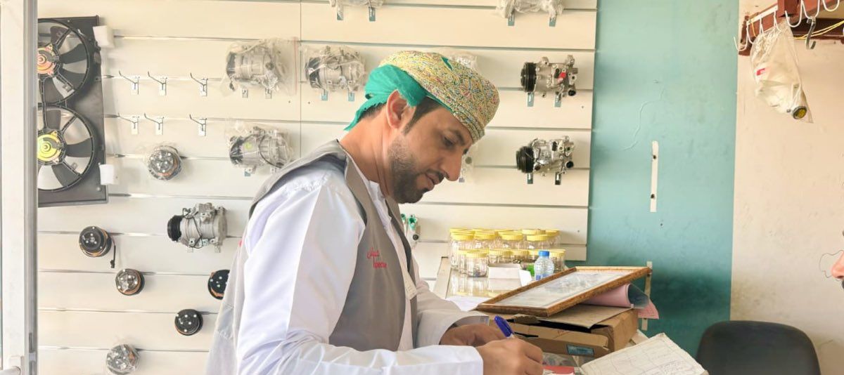 حملات تفتيشية على ورش الحدادة ومحلات قطع الغيار بالظاهرة