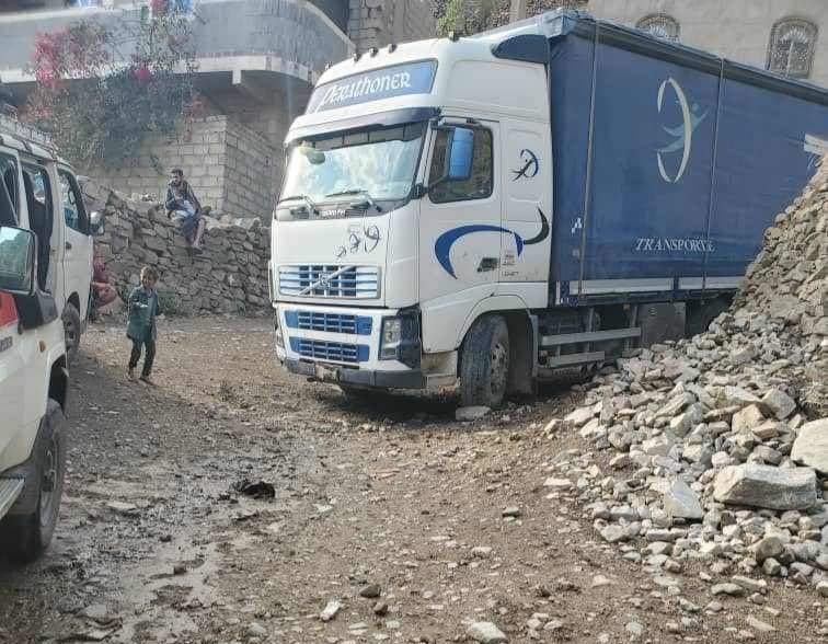تعز.. توقف حركة السير في طريق بديلة نتيجة عطل في إحدى الشاحنات