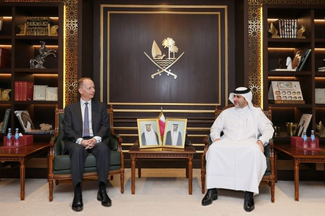 محافظ مصرف قطر المركزي يجتمع بالرئيس التنفيذي الإقليمي لمجموعة "إتش إس بي سي"