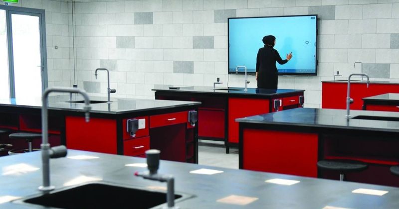 الشاشات الذكية في مختبرات العلوم وفي الفصول