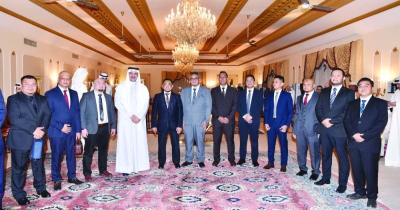 مبارك العبدالله مُتوسّطاً الوفد الماليزي