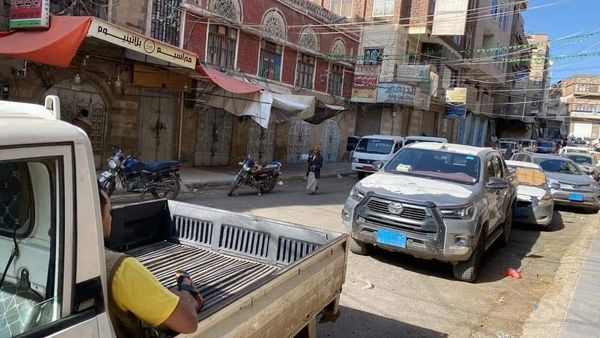 تدمير ممنهج للقطاع الخاص..الحكومة تندد بالجبايات الحوثية الجديدة على تجار الملابس والأقمشة