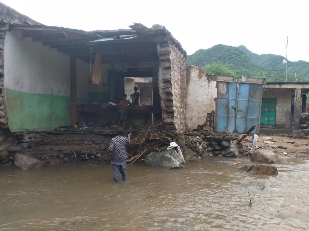 مسؤولة حقوقية: مليشيا الحوثي تنهب المساعدات المقدمة للمتضررين من السيول في المحويت